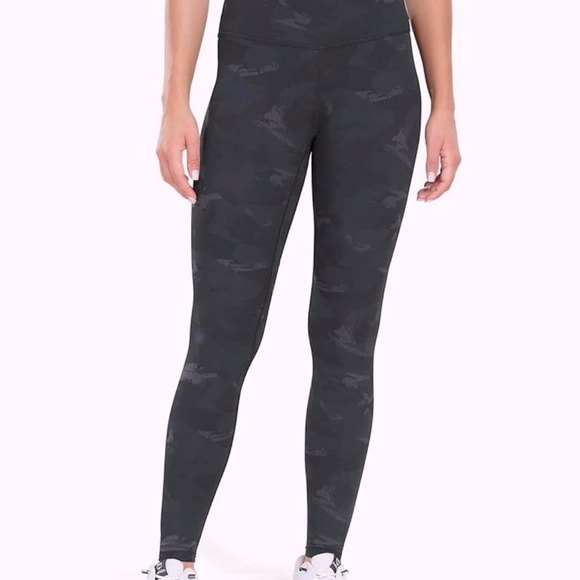 EUC! Women’s Bkack/Grey Camouflage Leggings Size XL - Picture 14 of 16